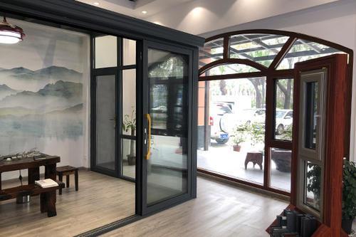品质与服务的双重保障 为什么选择品牌门窗而不选择杂牌门窗？室内木门窗安装服务解析